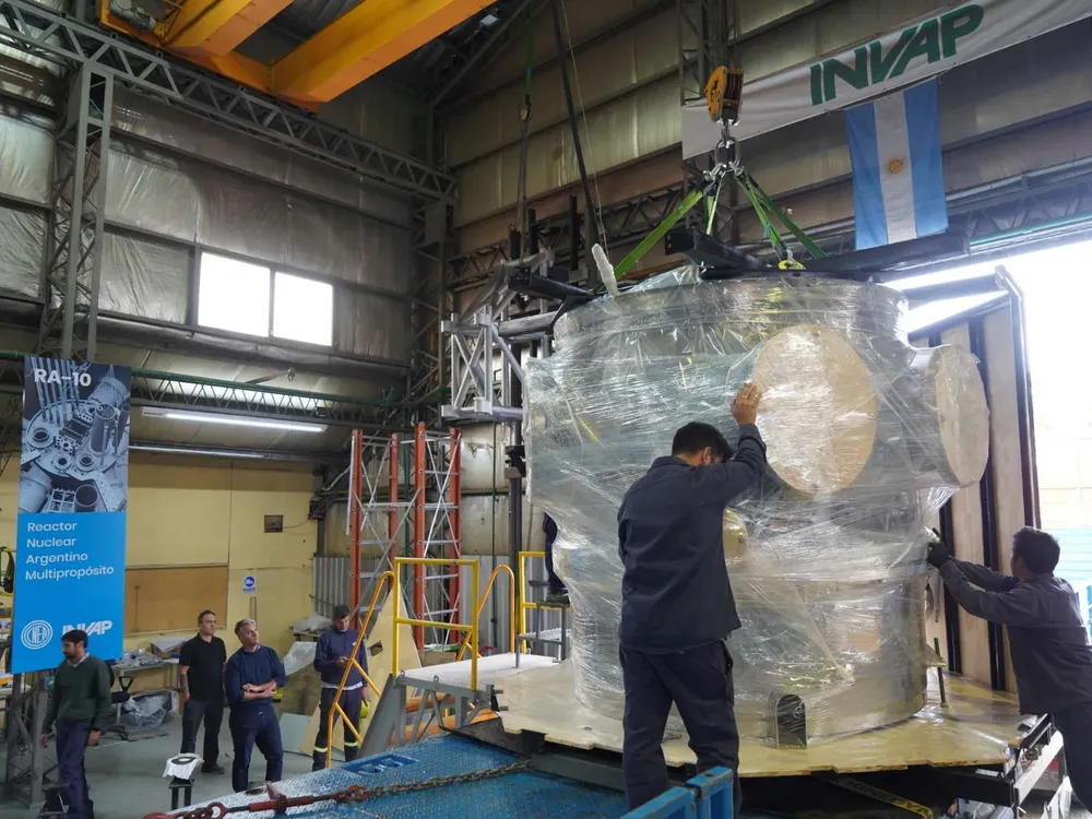 El tanque reflector saliendo rumbo a Ezeiza.