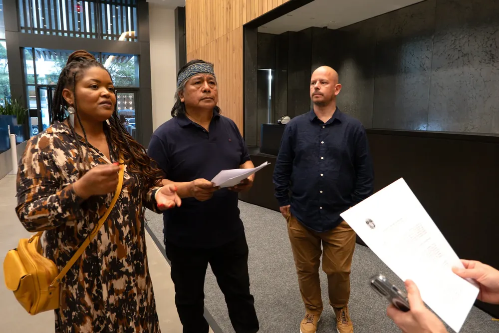 Sandra Silva, Jorge Nawel y Gonzalo Verges entregan una carta a la oficina de la Comisión de Bolsa y Valores de Estados Unidos en Manhattan el 26 de septiembre