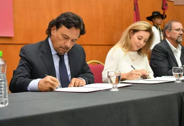 flavia-royn-izquierda-firma-el-convenio-con-el-gobernador-de-Salta