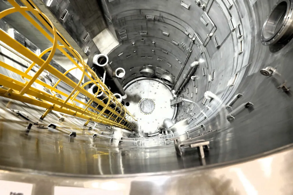 El interior de la pileta del reactor RA-10 alojará el tanque reflector.