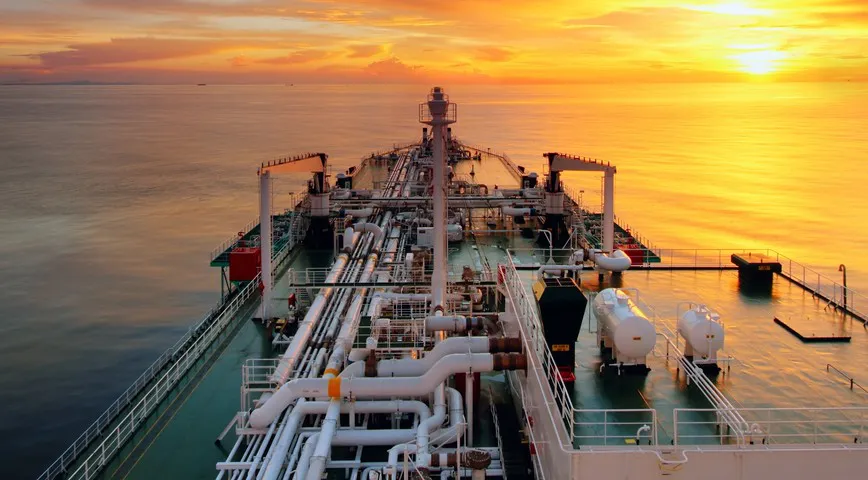 4to1 - LNG carrier sunset.jpg_26387