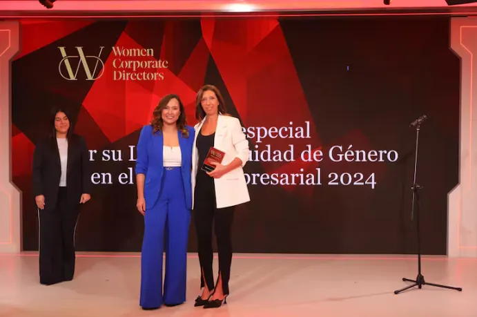 Mariana Schoua, CEO de Aconcagua Energía Generación y miembro de WCD, recibió una mención especial por su labor en Equidad de Género. En la foto junto a Andrea Peña Niño de WCD.